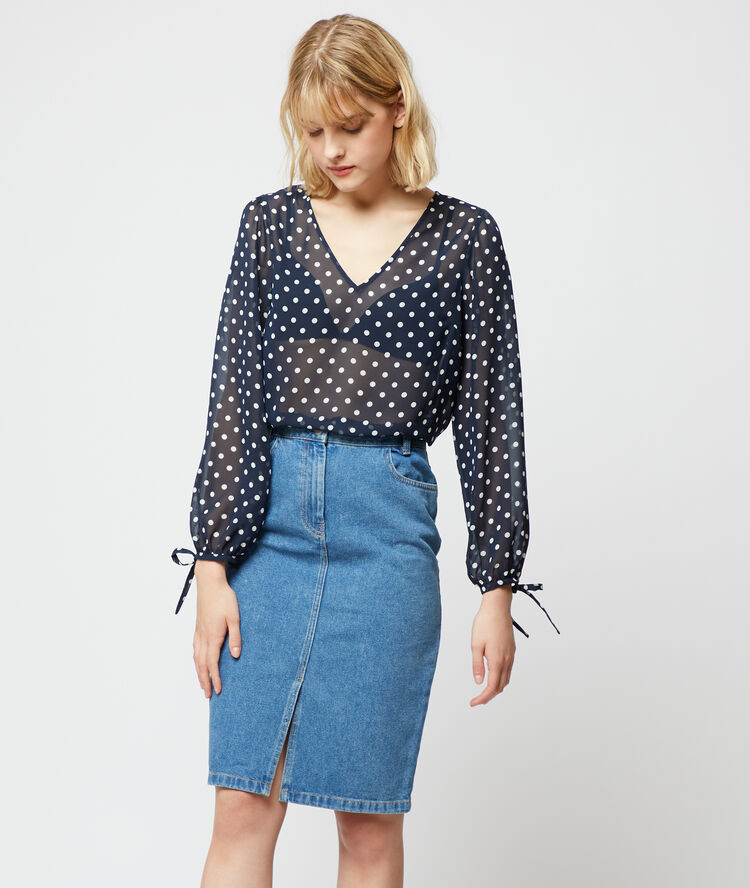 Blusa transparente de lunares azul marino.