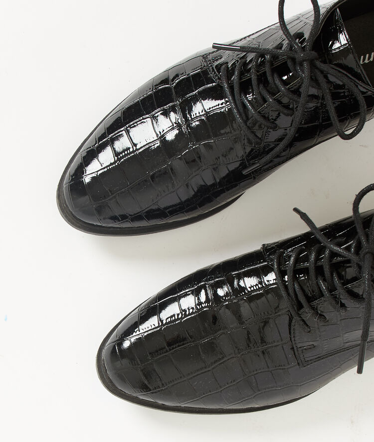 Derbies lacados efecto cocodrilo negro.
