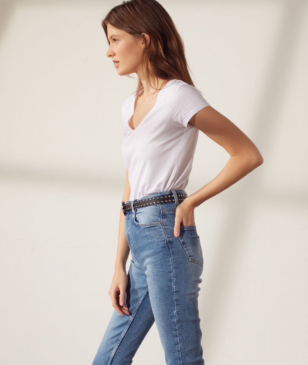 Camiseta escote en v blanco.