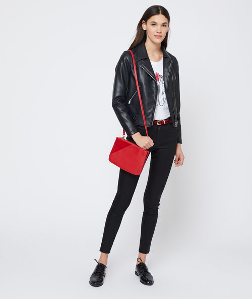 Blusa de motera en polipiel negro.