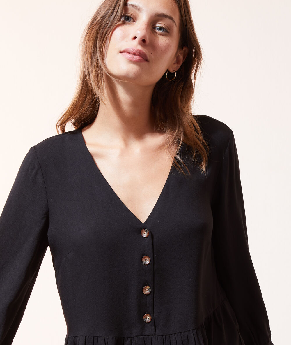 Blusa con volantes y botones negro.
