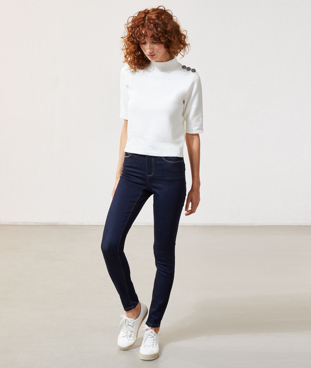 Jersey fino con botones laterales crudo.