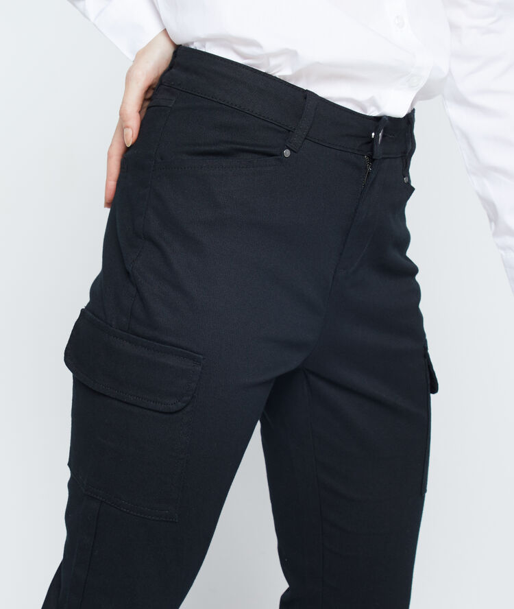 Pantalón ajustado con bolsillos negro.