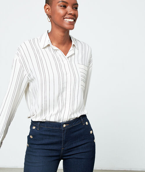 Camisa a rayas crema.