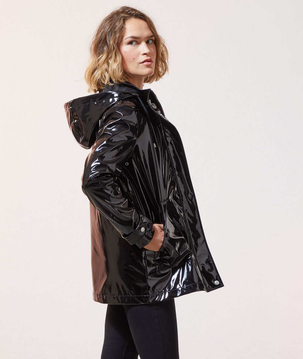 Impermeable efecto vinilo negro.