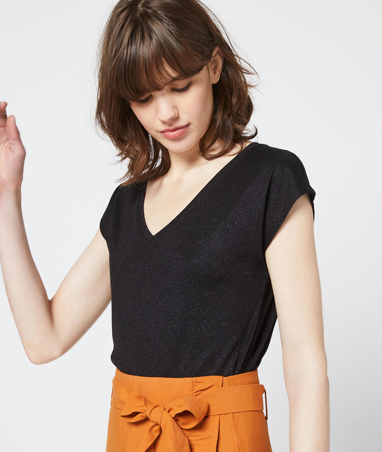 Camiseta metalizada con cuello en v negro.