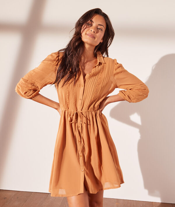 Vestido corto con motivos de encaje Vestido corto con motivos de encaje
