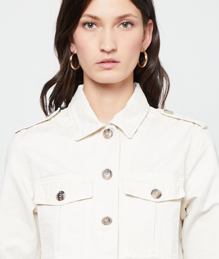 Chaqueta de algodón blanco.