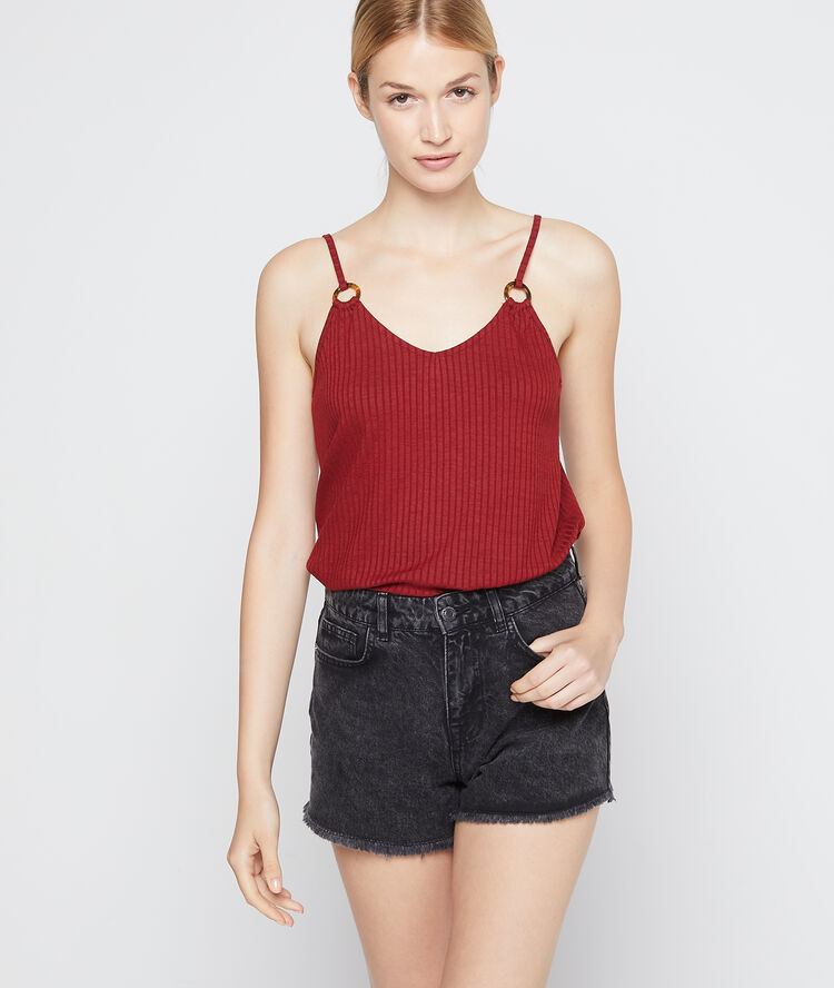Camiseta acanalada con hebillas granate.