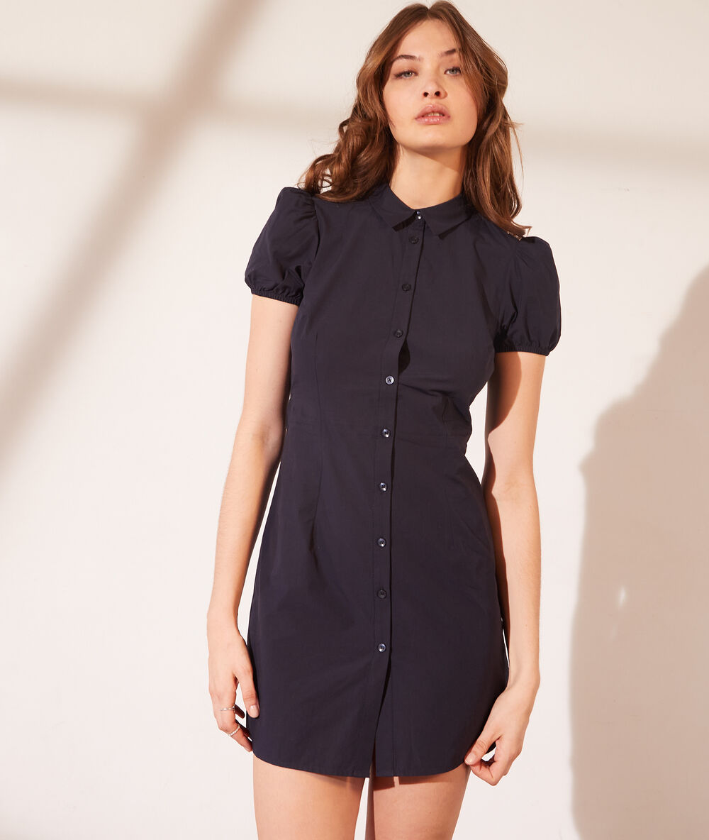 Vestido camisero azul marino.