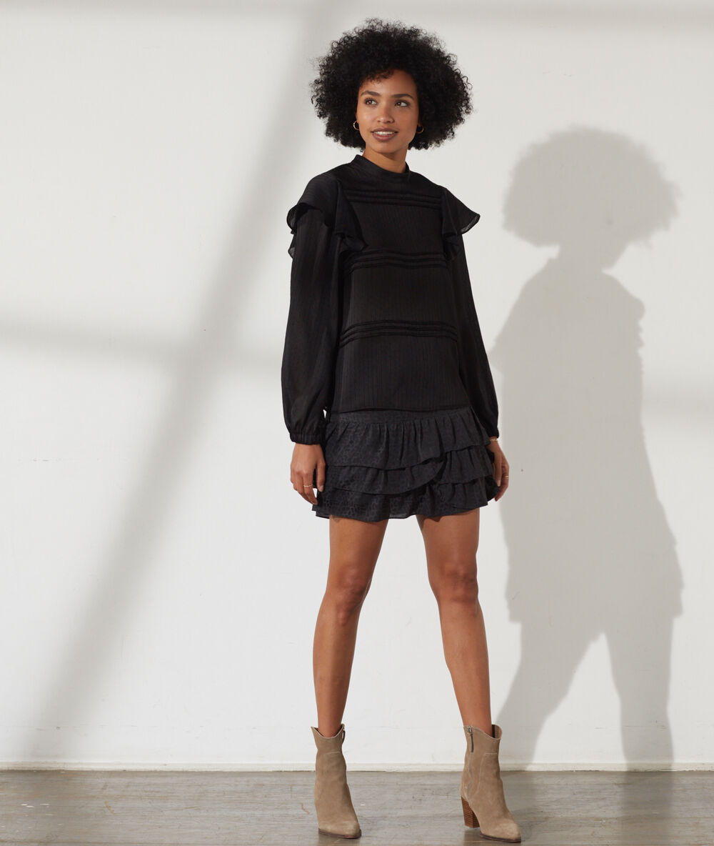 Blusa con volantes negro.