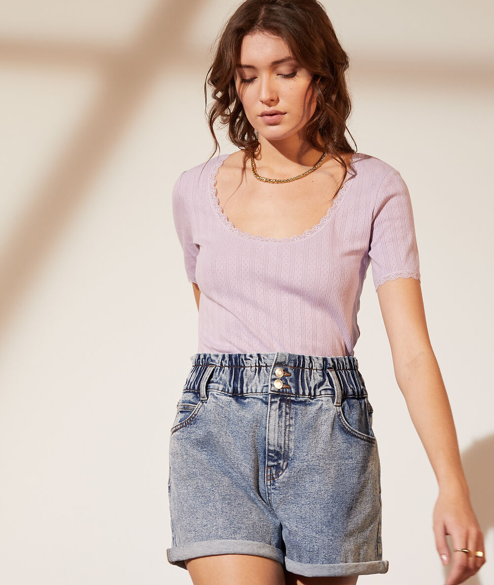 Camiseta motivos de encaje lila.
