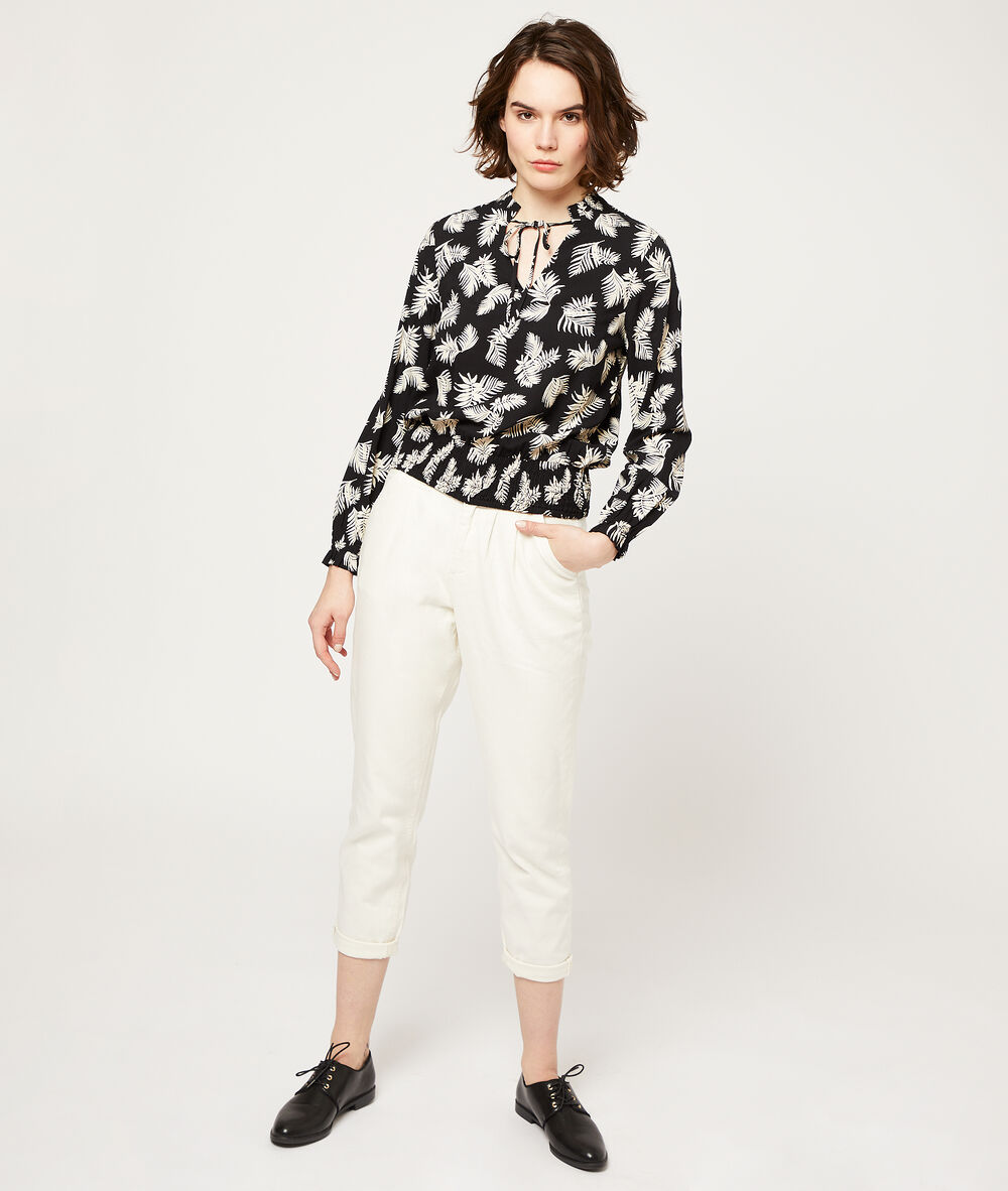 Camisa estampado hojas palmeras negro.