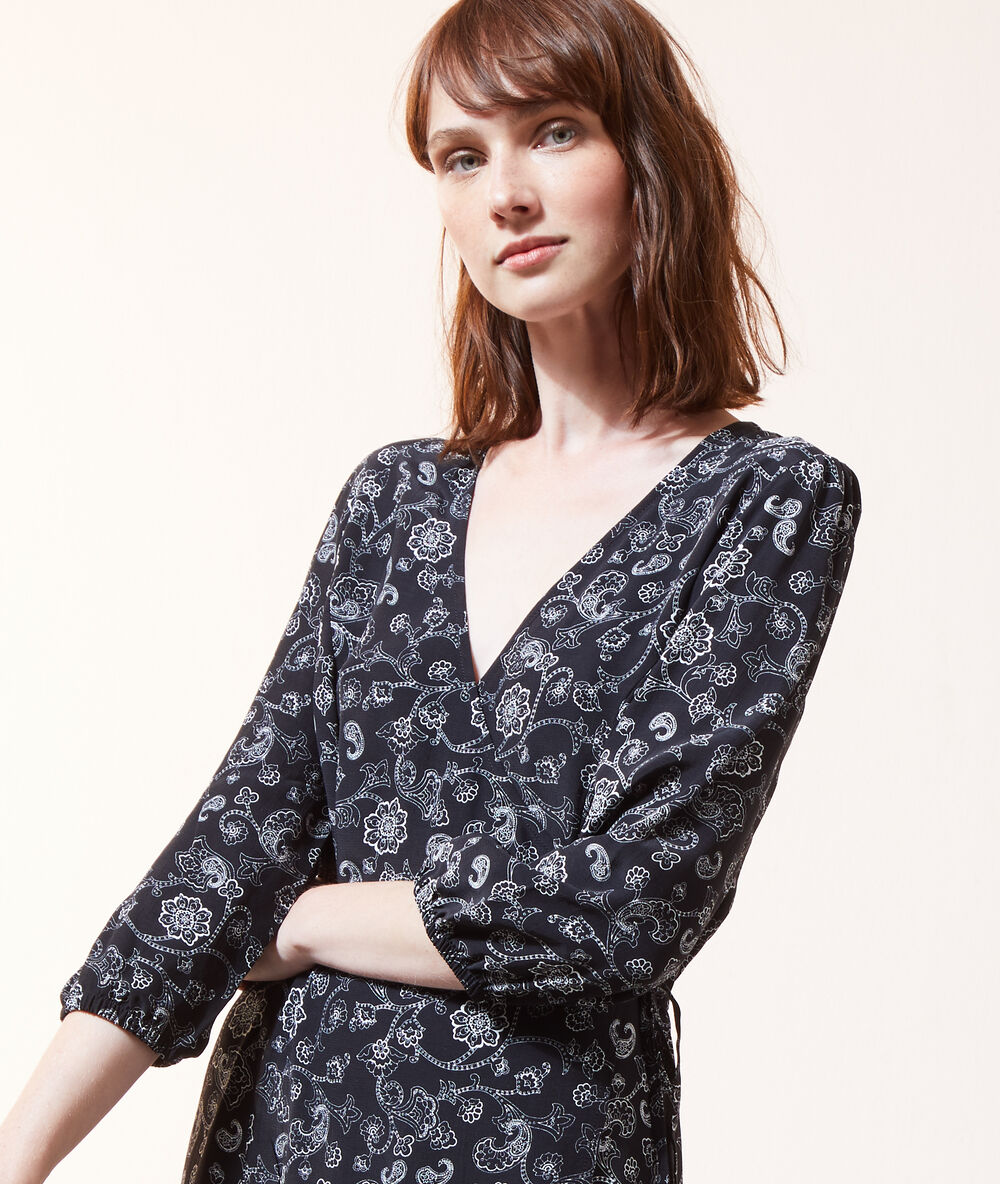 Vestido estampado floral negro.