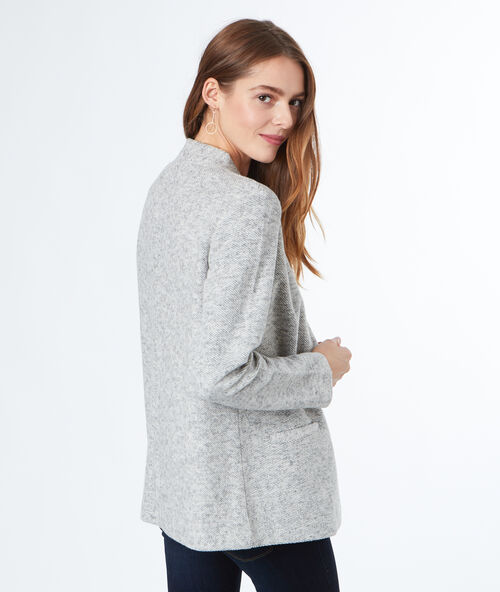 Vestido entallado gris claro.