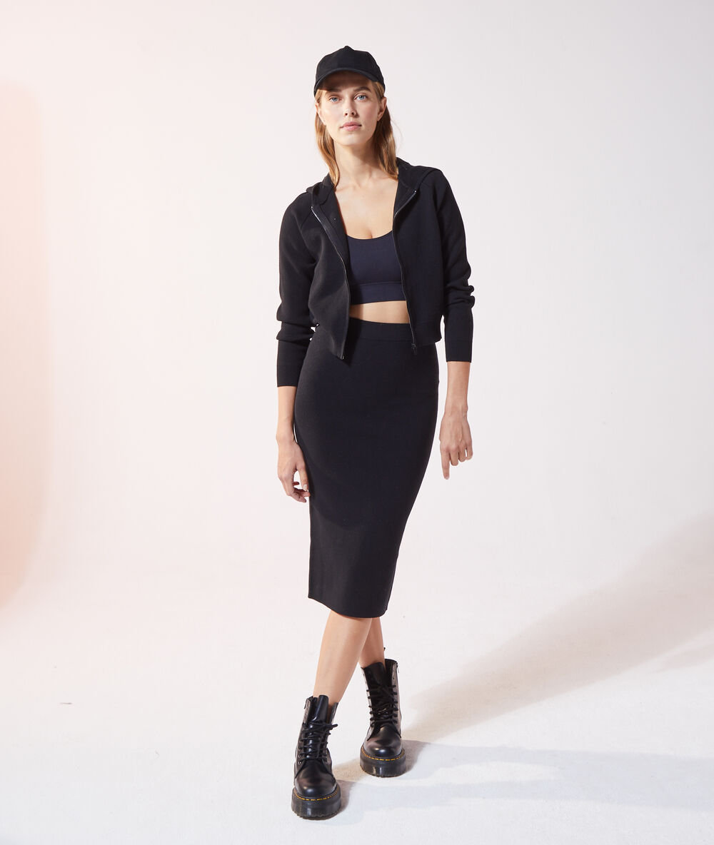 Chaqueta tipo sudadera con capucha negro.