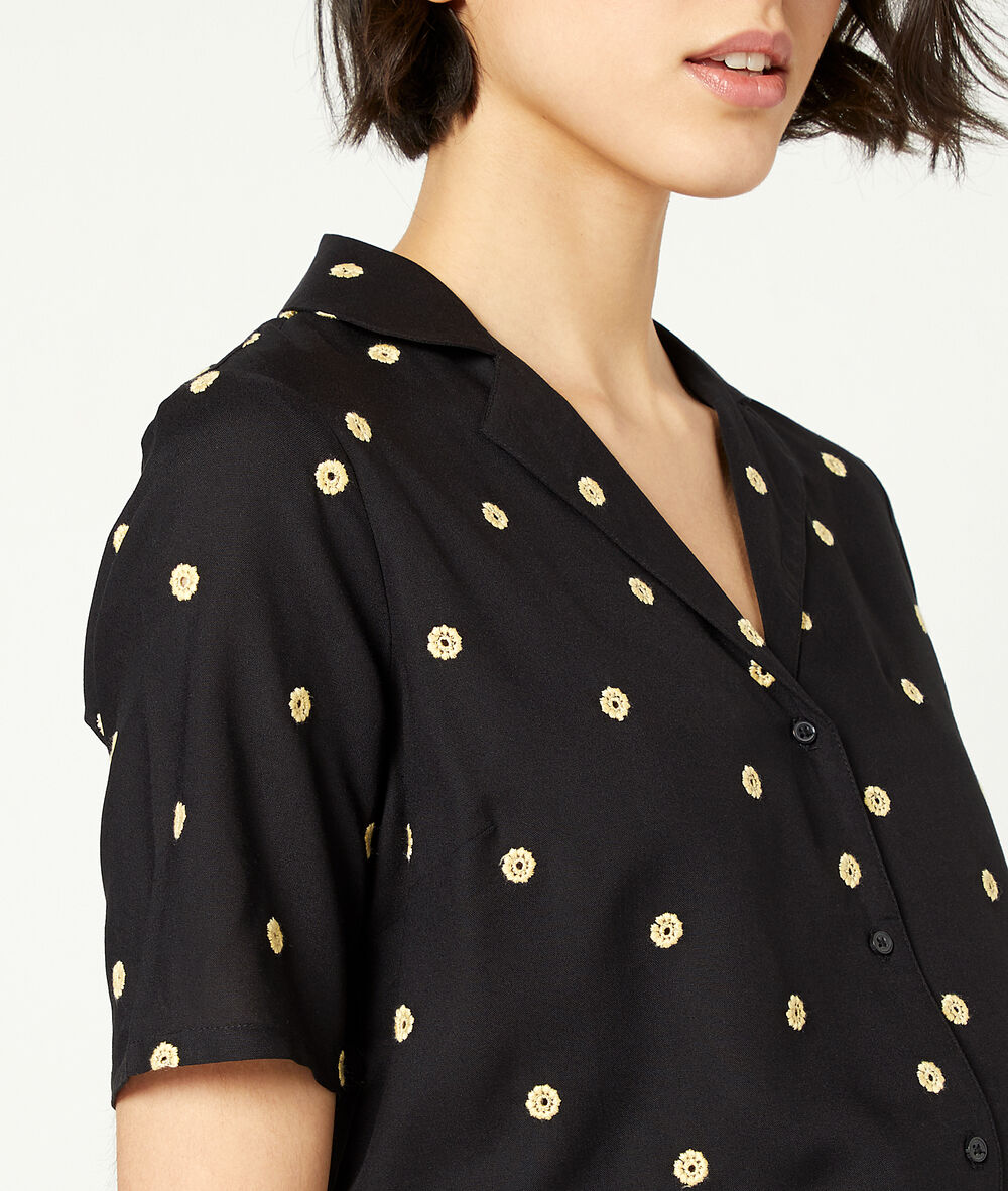 Blusa estampado de topos negro.