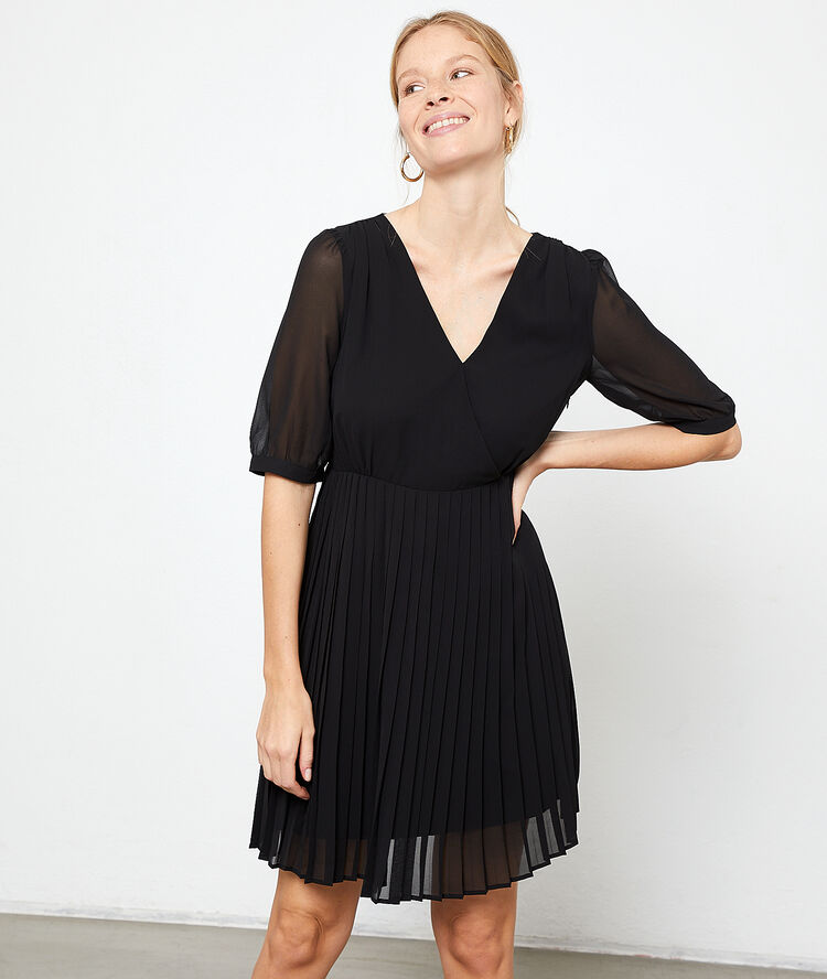 Vestido plisado negro.
