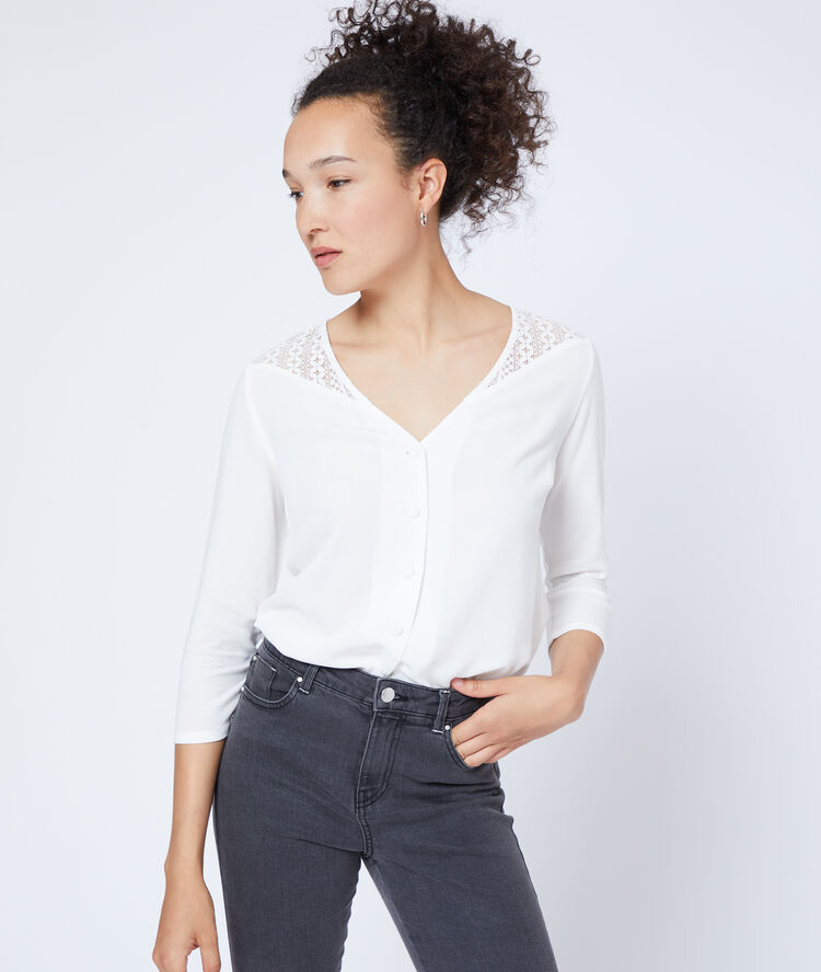 Blusa abotonada de guipur crudo.