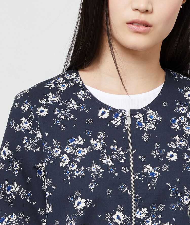 Chaqueta estampado floral azul marino.