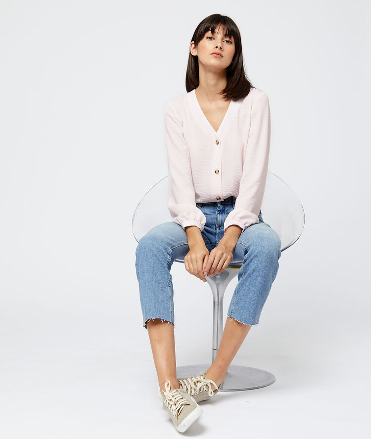 Blusa abotonada cuello en v crudo.