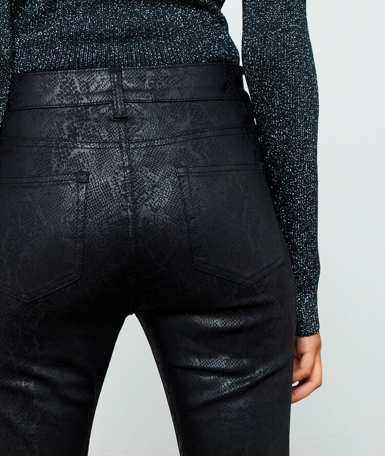 Pantalón ajustado forro efecto pitón negro.