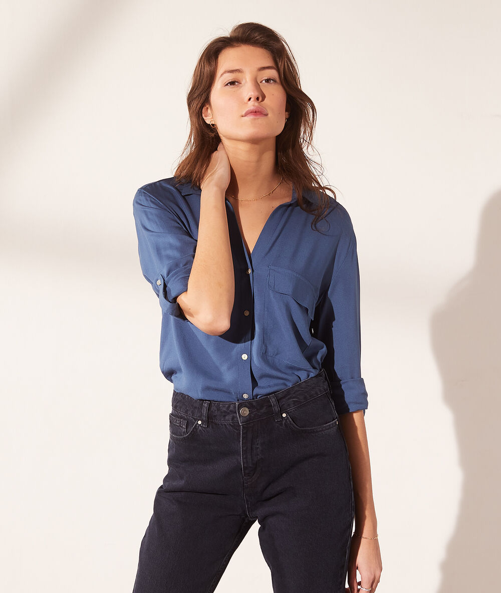 Camisa con bolsillo azul.