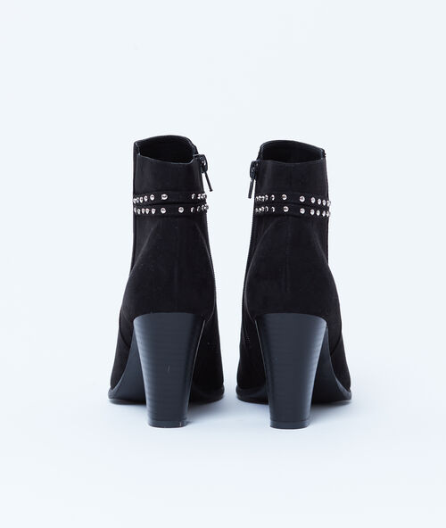 Botines tacón bajo con tachuelas negro.