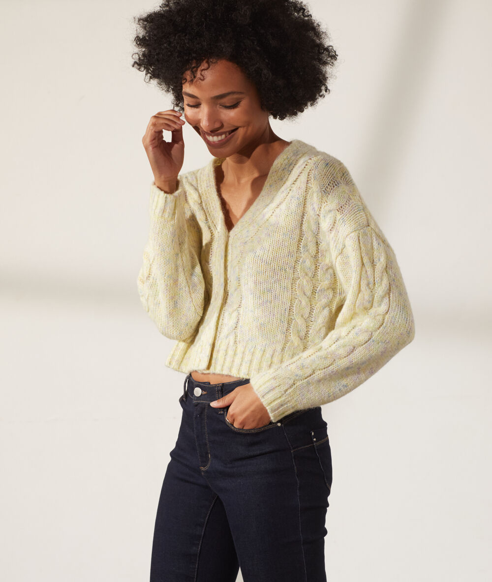 Chaqueta punto trenzado amarillo pálido.