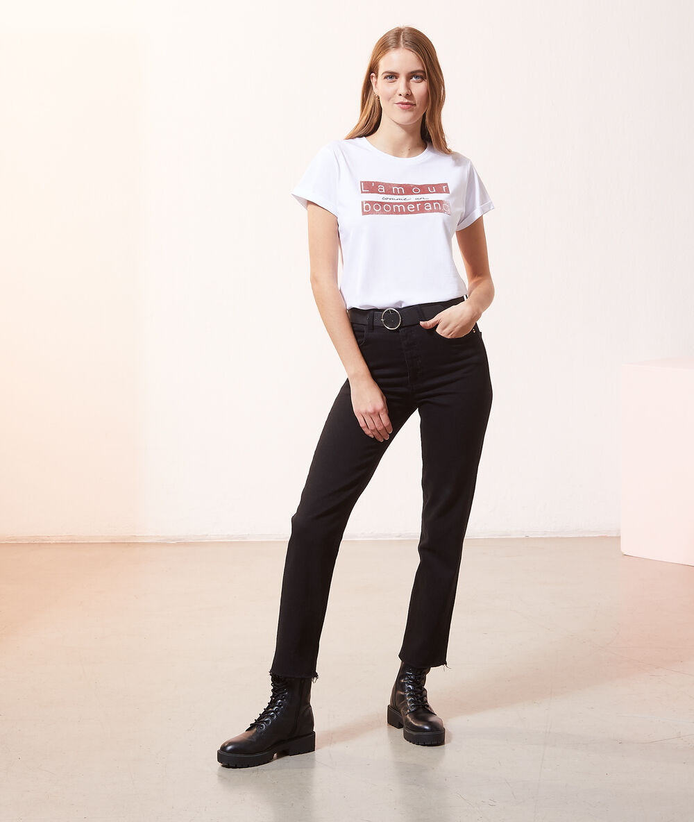 Camiseta con mensaje blanco.