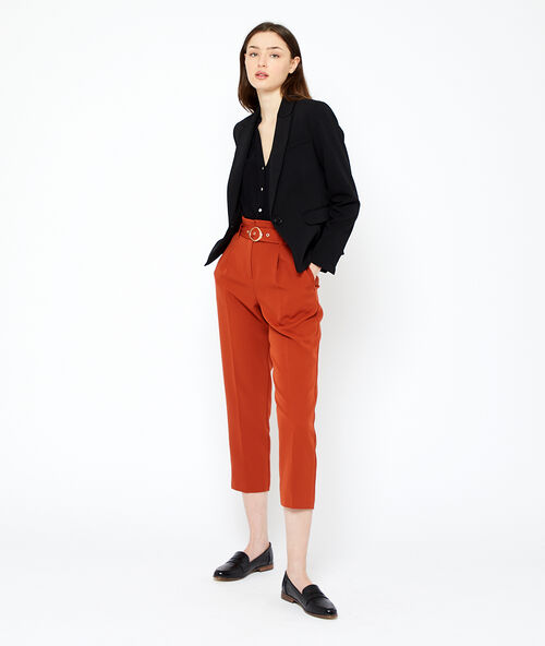 Chaqueta de sastre negro.