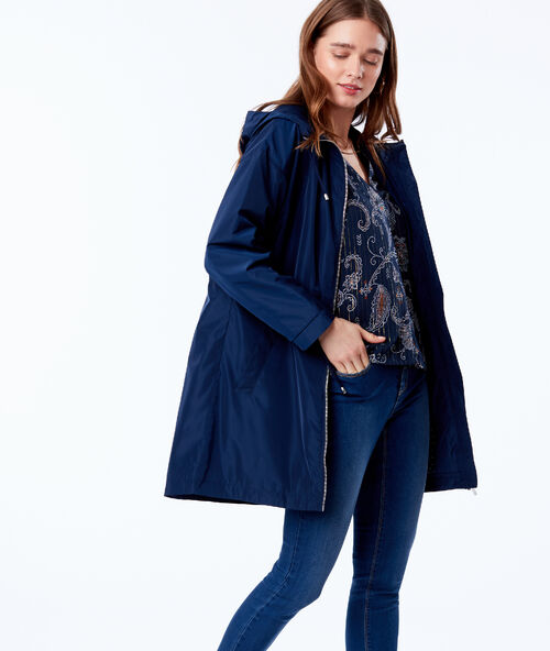 Parka ajustada con capucha azul marino.