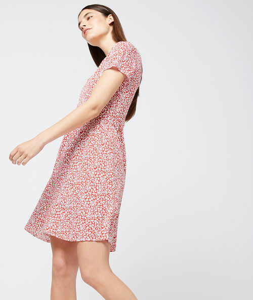 Vestido estampado floral carmín.