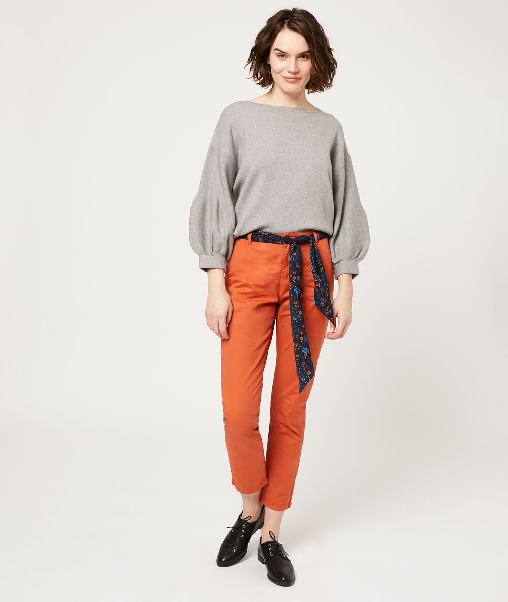 Pantalón recto con cinturón pañuelo tomate.