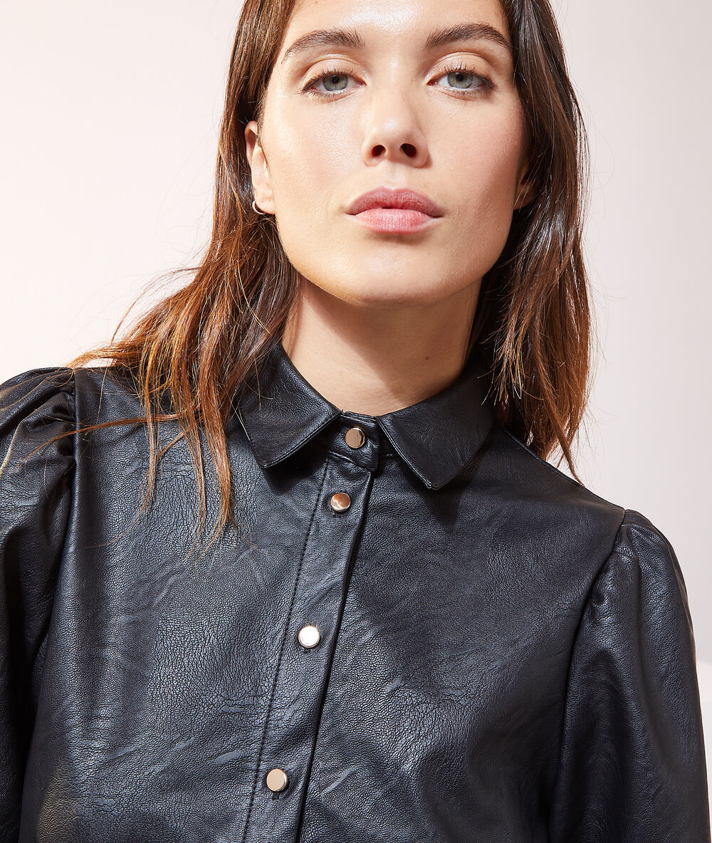 Chemise manches bouffantes effet cuir noir.