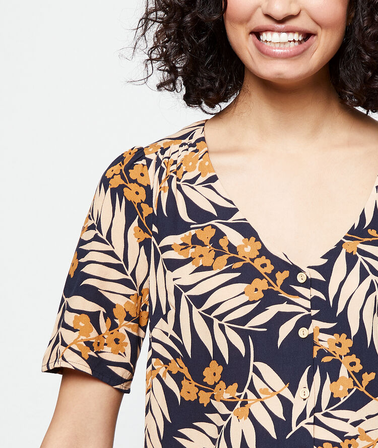 Blusa estampado floral azul marino.