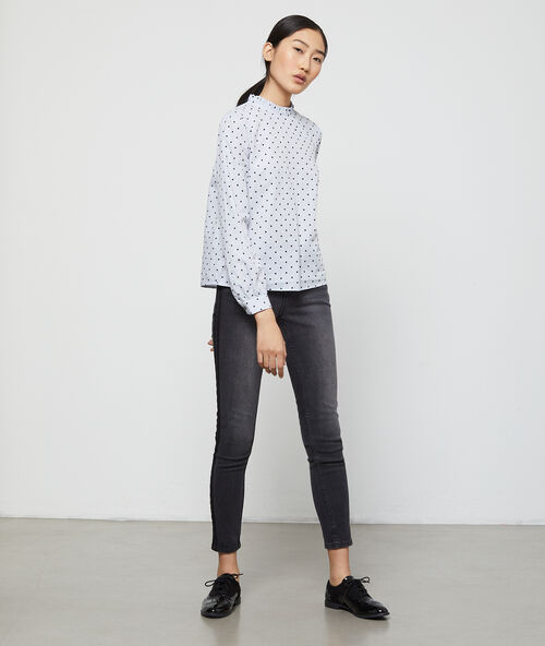 Blusa cuello redondo estampado de lunares blanco.