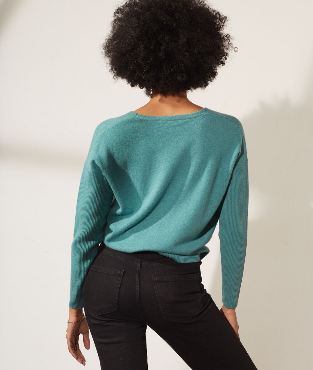 Jersey de lana y cachemir, escote en v verde.