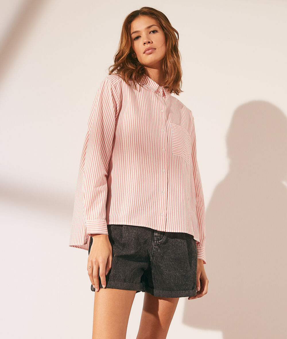 Camisa estampado rayas con bolsillo coral.