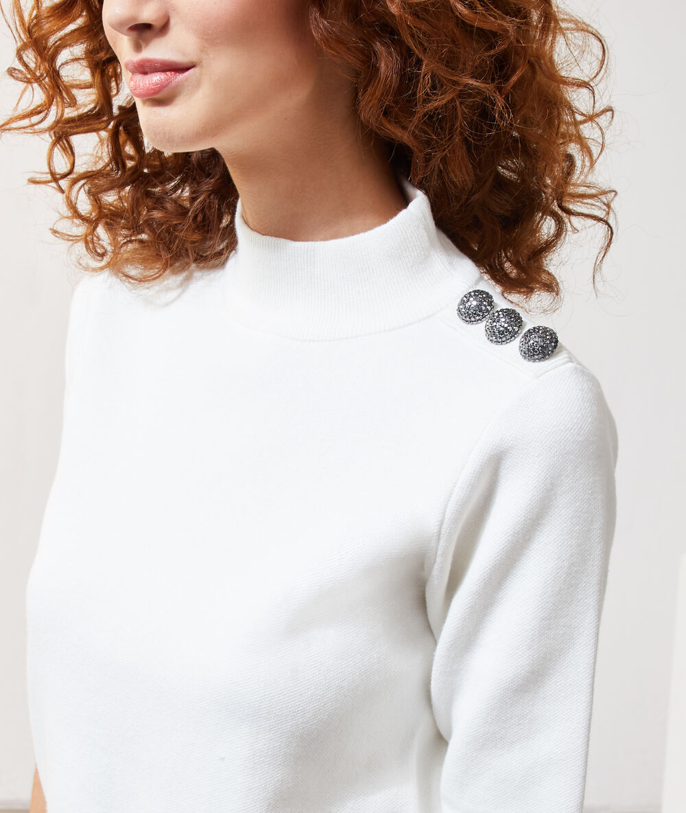 Jersey fino con botones laterales crudo.