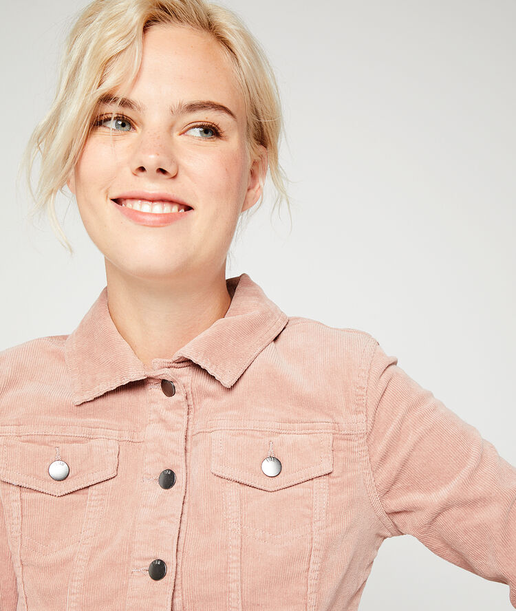 Chaqueta de pana rosa.