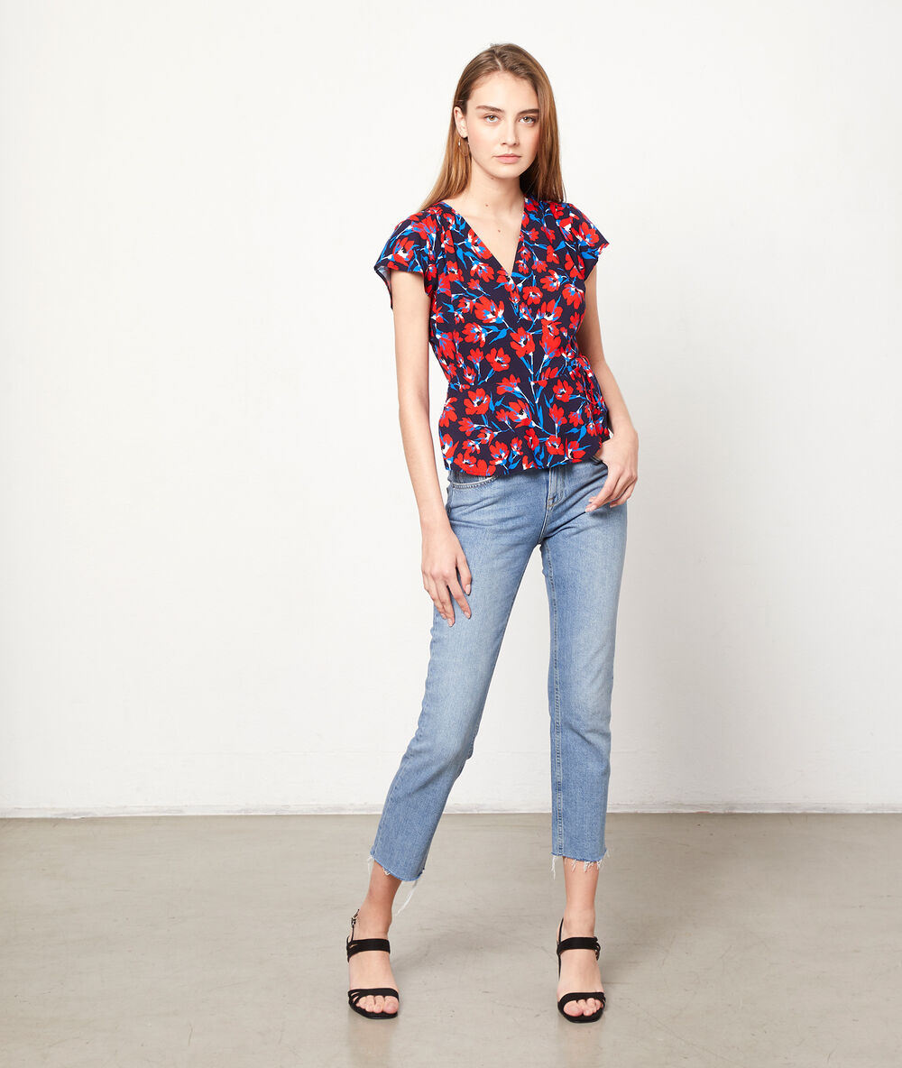 Blusa escote cruzado estampado floral azul marino.