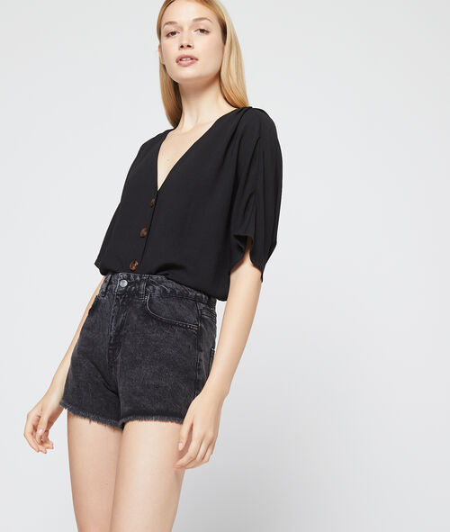 Pantalón corto vaquero con bajo deshilado Pantalón corto vaquero con bajo deshilado