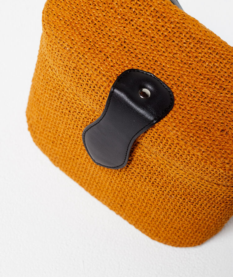 Bolso rígido de rafia ocre.