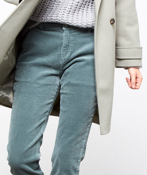 Pantalón de pana acanalado verde.