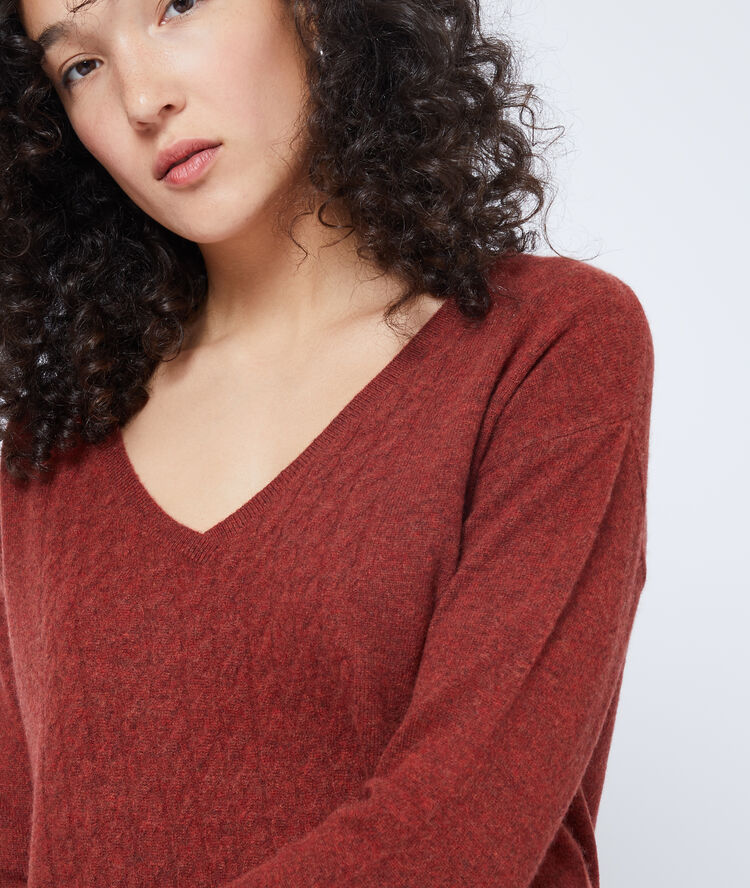 Suéter con cuello vuelto de cachemira rojo.