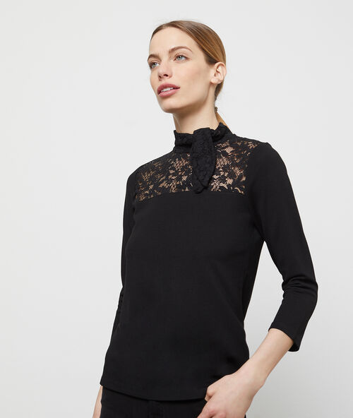 Top de guipur y cuello anudado negro.