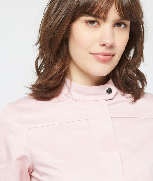 Vestido corto con franjas de encaje rosa.