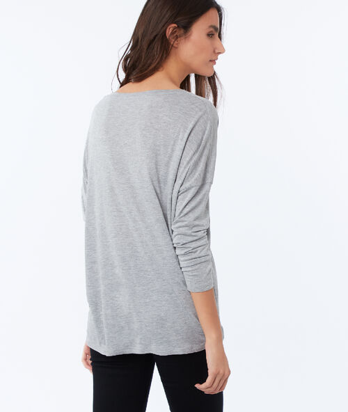 Camiseta manga larga escote en v gris.