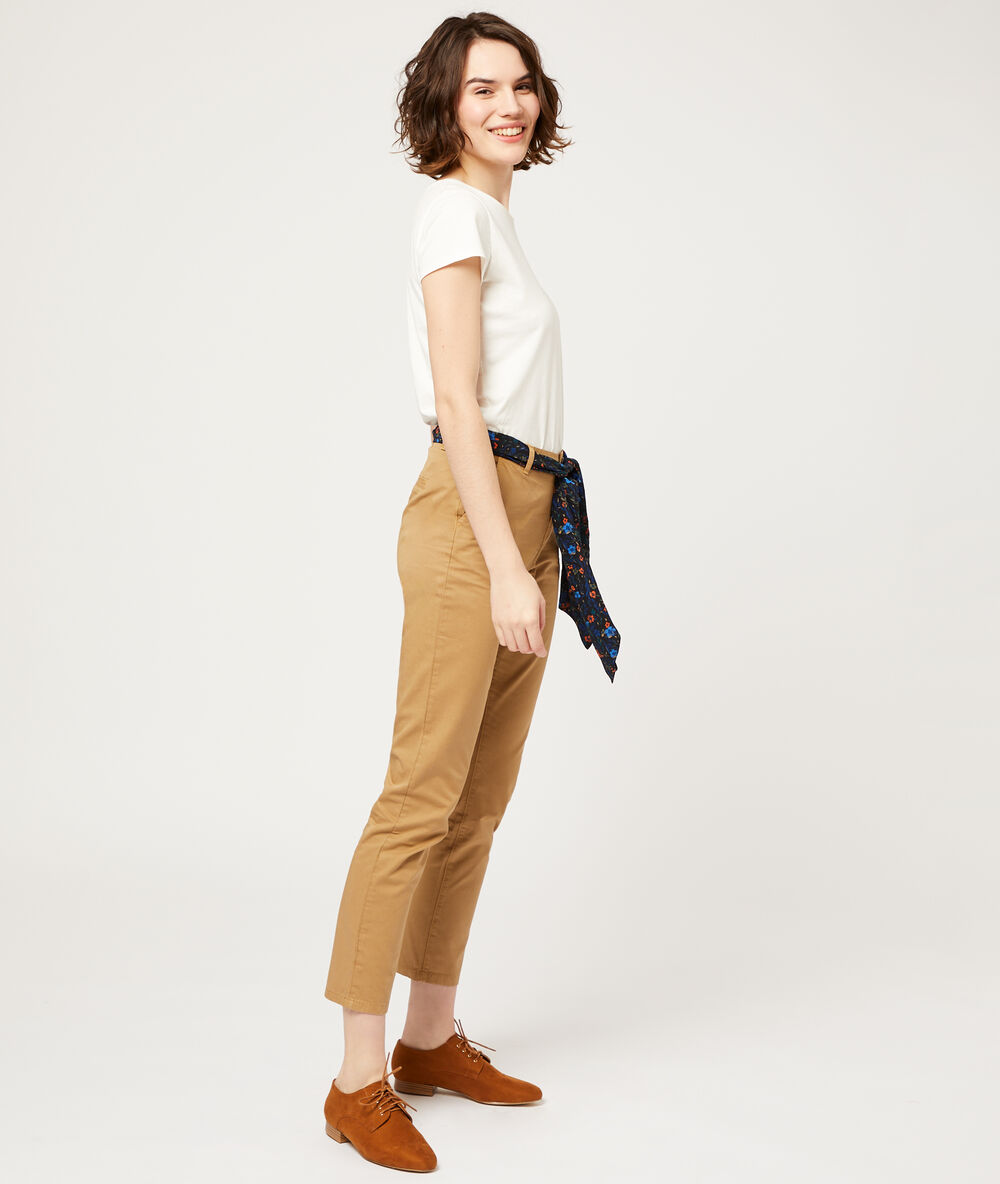 Pantalón recto con cinturón pañuelo camel.